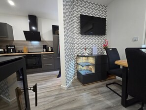 Frigorífico, microondas, horno y placa de cocina
