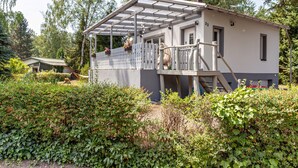 Un petit bâtiment d’un seul étage, doté d’un porche couvert, d’une clôture blanche en bois et du numéro « 22 » peint sur le côté.