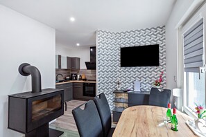 Fridge, microwave, oven, stovetop - Bungalow "Celine" with Private Terrace, Wi-Fi, and Air Conditioning (Gorden-Staupitz)
