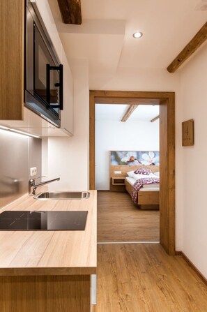 Triple Room, Balcony | Private kitchen - Gasthof Weißes Rössl (Mühldorf)