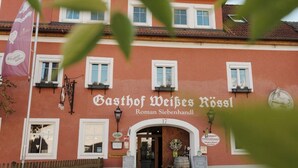 A building with a sign reading 'Gasthof Weikes Rössl Roman Siebenhandl'. - Weißes Rössl (Muehldorf)