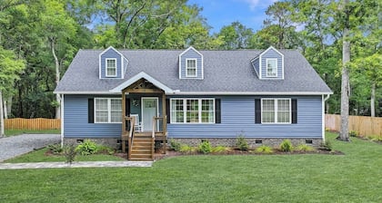 FREE Guaranteed Island Parking!Spacious 4bed 3bath 1mile to beach, Linen ready!