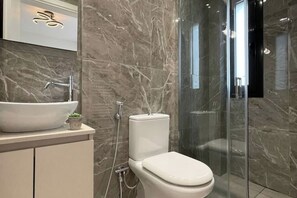Shower, hair dryer, towels, soap - Athenean Modern Escape near Marina Flisvos-G1 (Paleo Faliro)