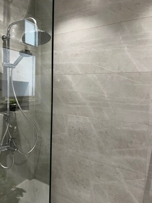 Een haardroger, handdoeken, zeep, toiletpapier