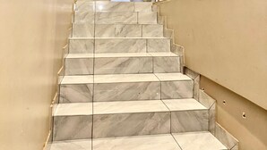 Una escalera con escalones de mármol que lleva a una puerta.