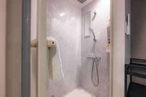 Twin Room | Bathroom