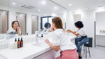Dormitorio compartido, solo para mujeres, para no fumadores | Baño