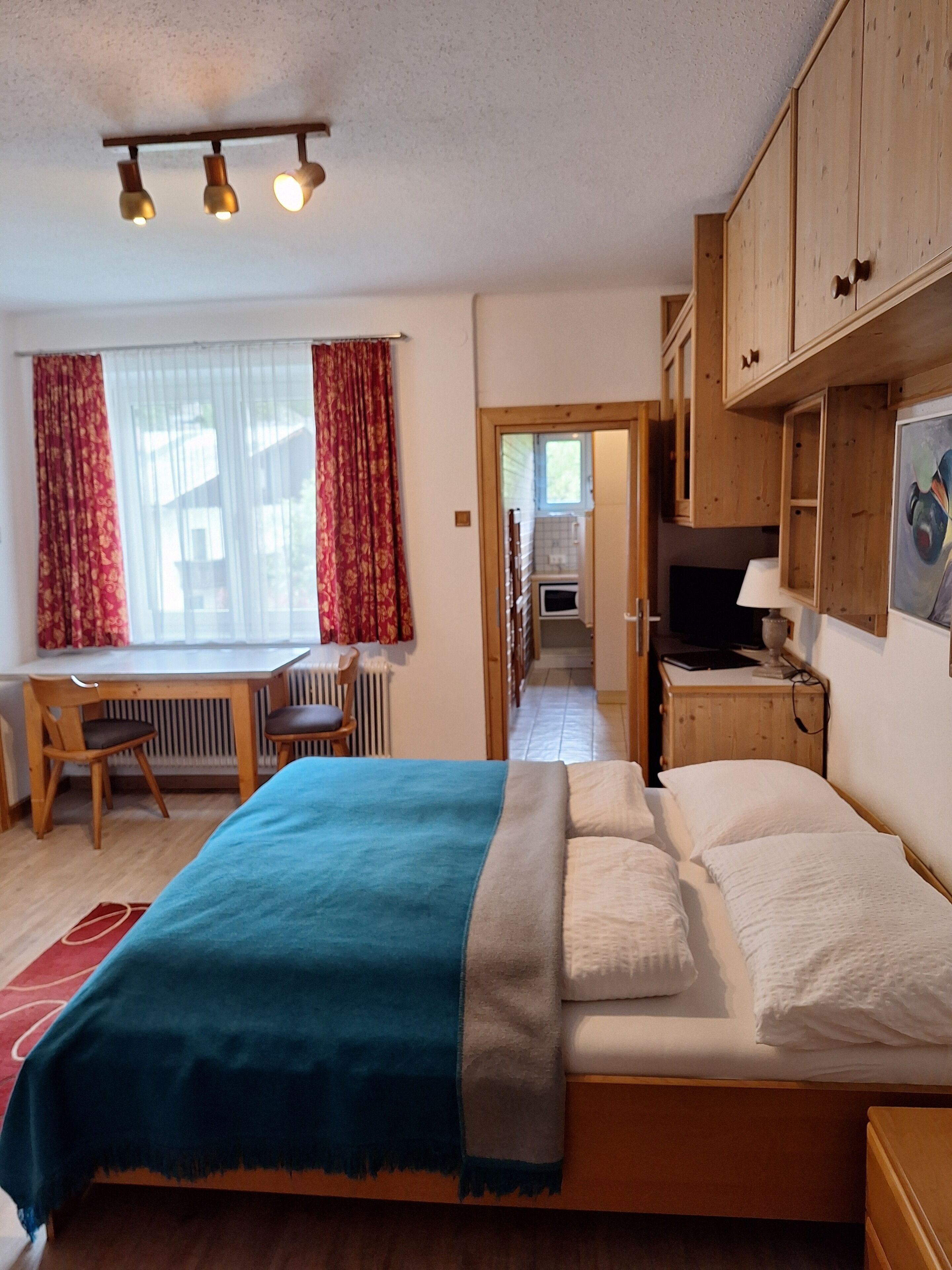 Eenvoudige studio, uitzicht op bergen