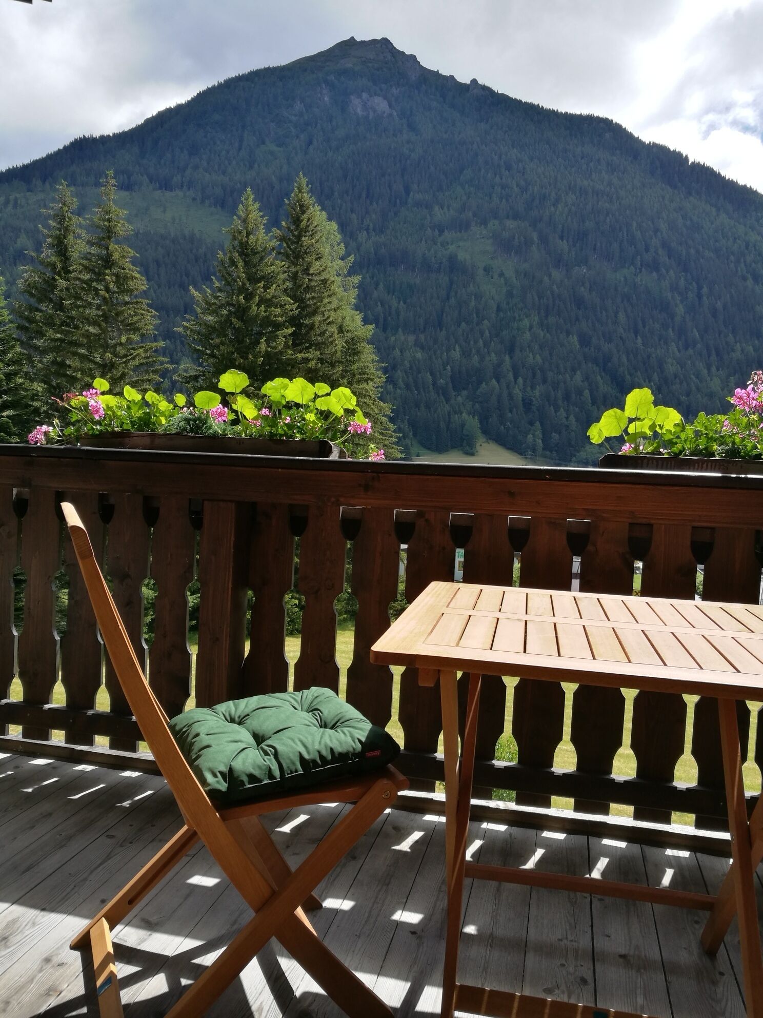 Classic-Apartment, Bergblick | Speisen im Freien