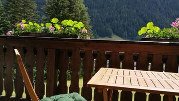 Classic-Apartment, Bergblick | Speisen im Freien