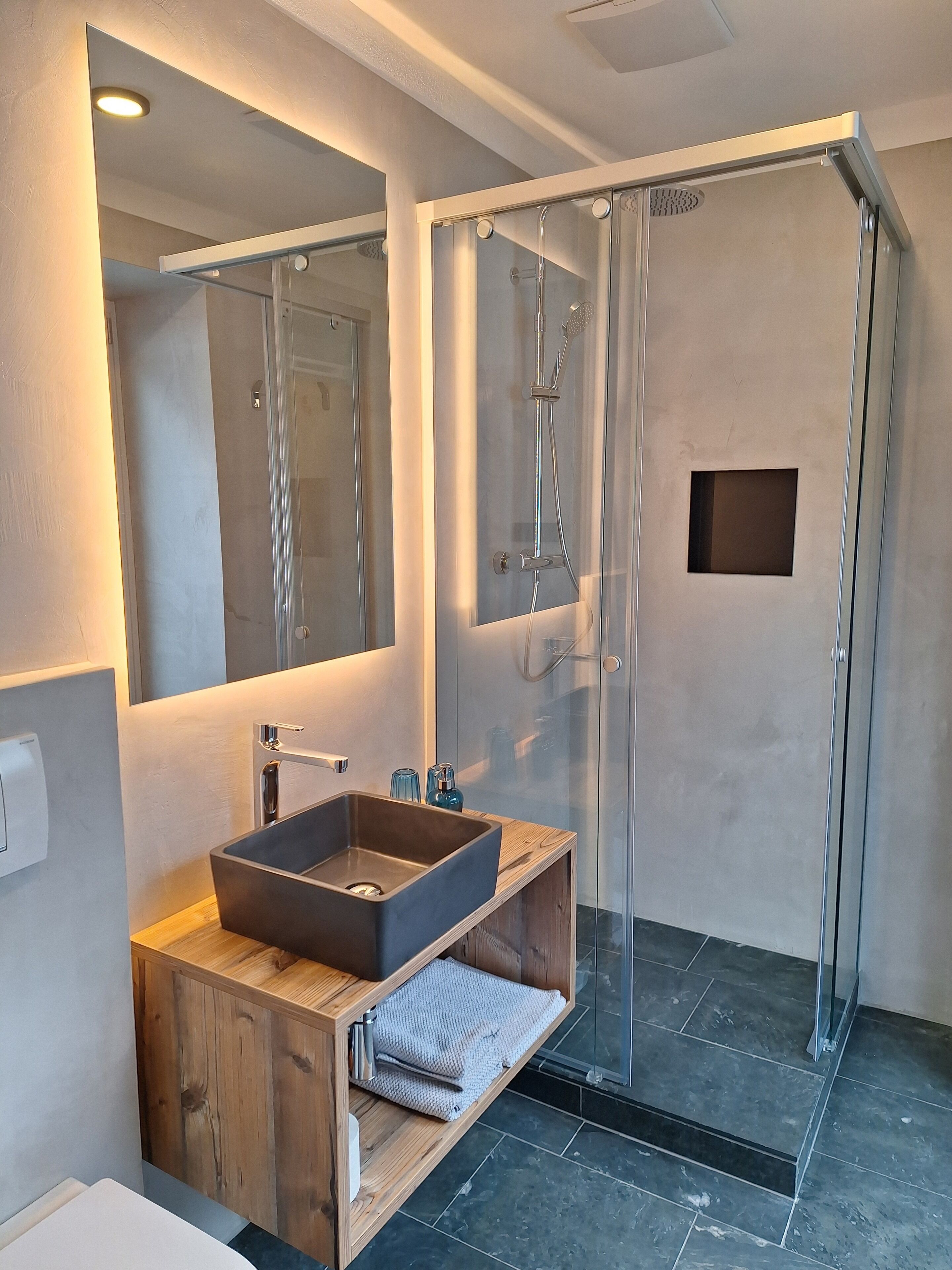 Comfort appartement, uitzicht op bergen | Badkamer | Een douche, een haardroger, handdoeken, zeep