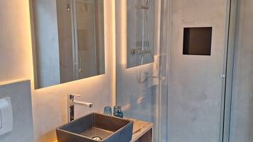 Comfort appartement, uitzicht op bergen | Badkamer | Een douche, een haardroger, handdoeken, zeep