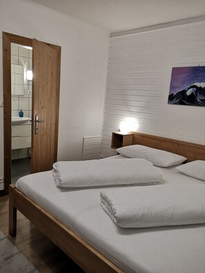 Apartamento Confort, vistas a la montaña | Ropa de cama de alta calidad, caja fuerte, cortinas opacas