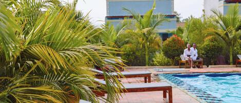 Una piscina al aire libre
