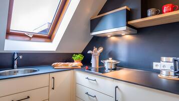 Kühlschrank, Mikrowelle, Herdplatte, Wasserkocher