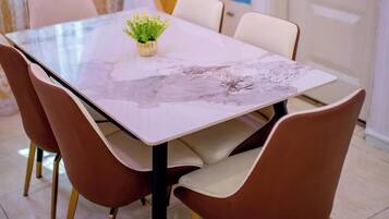 Departamento económico, balcón, vista a la ciudad | Restaurantes