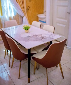 Apartamento económico, balcón, vistas a la ciudad | Restauración