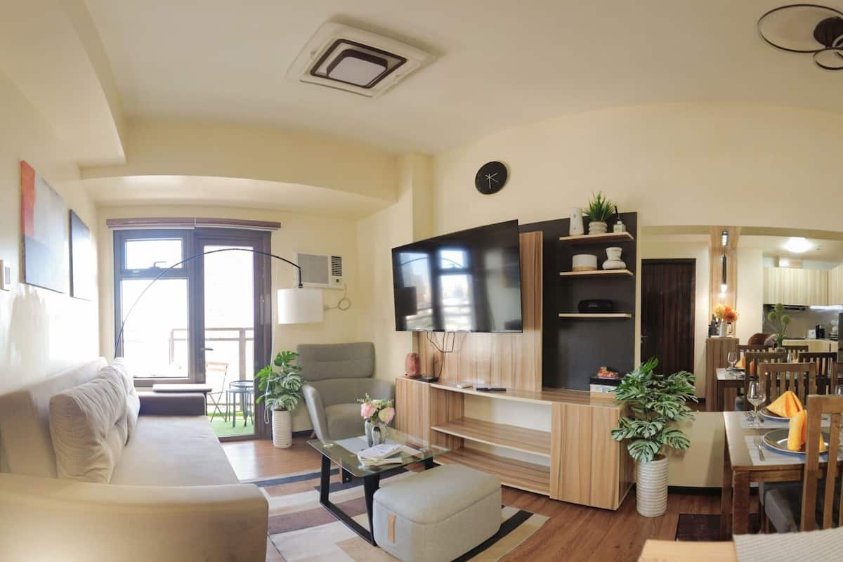 コンフォート コンドミニアム 1 ベッドルーム バルコニー シティビュー | リビングルーム