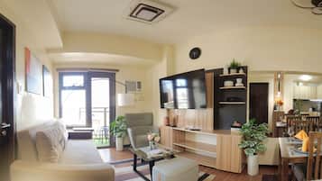 Comfort Condo, 1 Bedroom, Balcony, City View | Living room