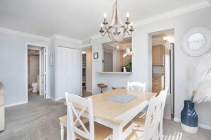 Dining - Weekly Discount 30 | Beachfront + Balcony + Gulf Views (Marco Island)