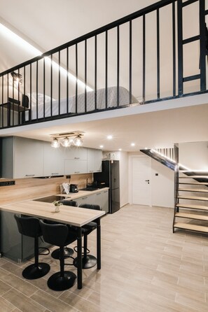 Room - DeKa apartment: Modern Cozy Stay & 200m to Metro station (Thessaloniki)