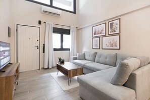 Living area - DeKa apartment: Modern Cozy Stay & 200m to Metro station (Thessaloniki)