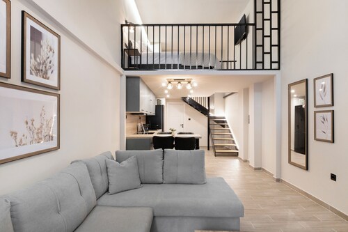 DeKa apartment: Modern Cozy Stay & 200m to Metro station