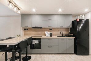 Private kitchen - DeKa apartment: Modern Cozy Stay & 200m to Metro station (Thessaloniki)