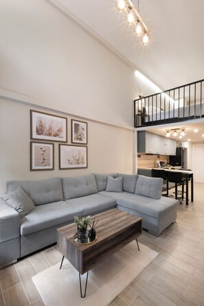 Living area - DeKa apartment: Modern Cozy Stay & 200m to Metro station (Thessaloniki)