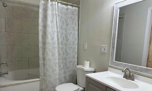 Jetted bath, towels, toilet paper