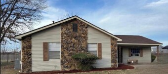 Lovely house with cool AC in charming Blytheville