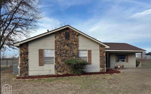 Lovely house with cool AC in charming Blytheville