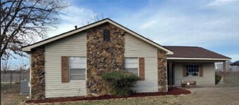 Lovely house with cool AC in charming Blytheville