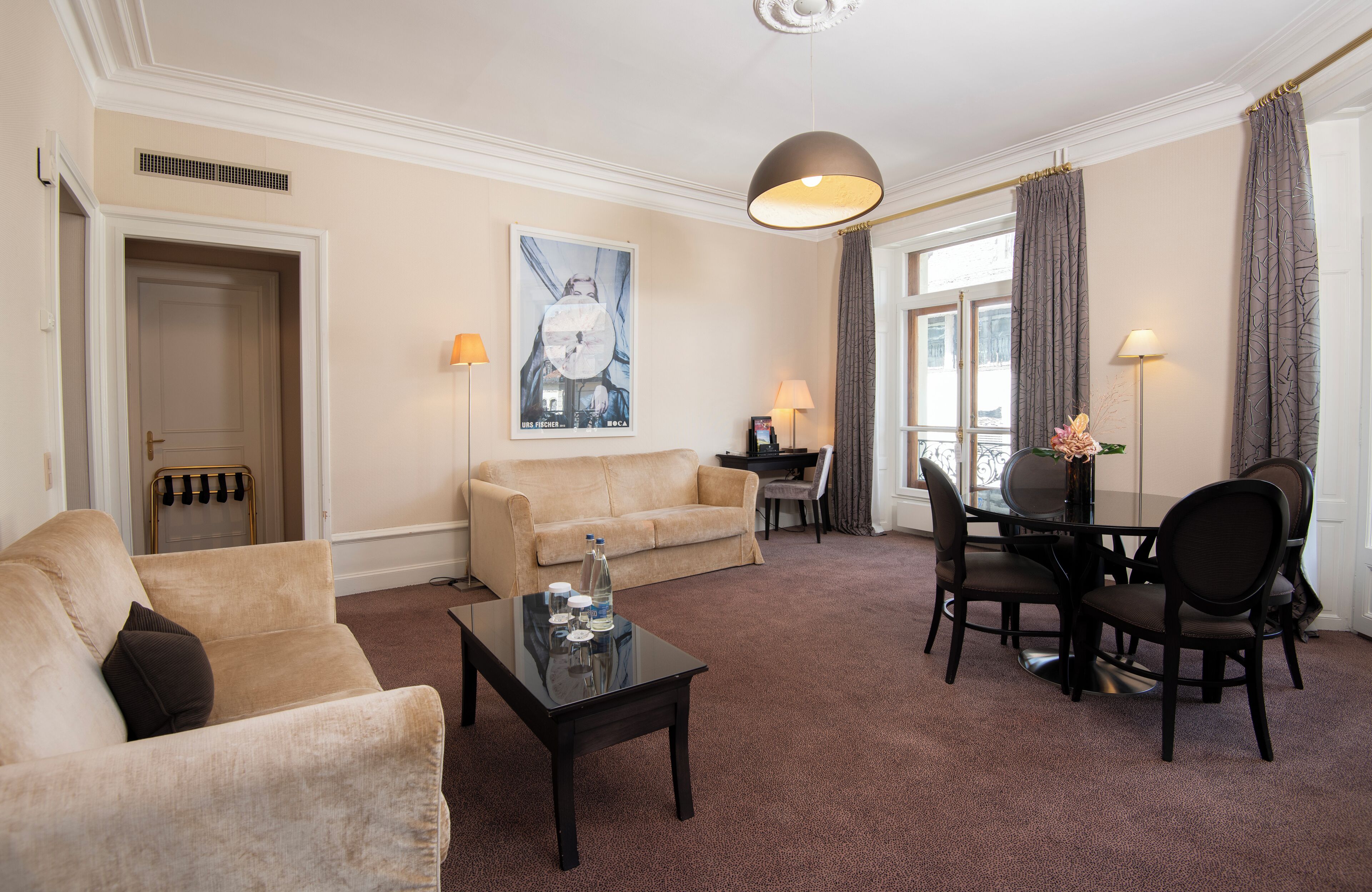 Chambre Familiale, balcon, vue ville | Coin séjour