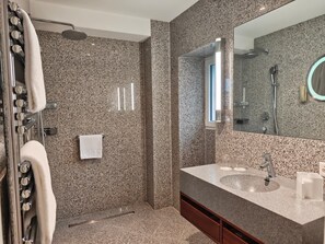 Classic Room, Courtyard View | Bathroom | Hair dryer, towels, soap, shampoo - La Residence des Trois Couronnes (Vevey)