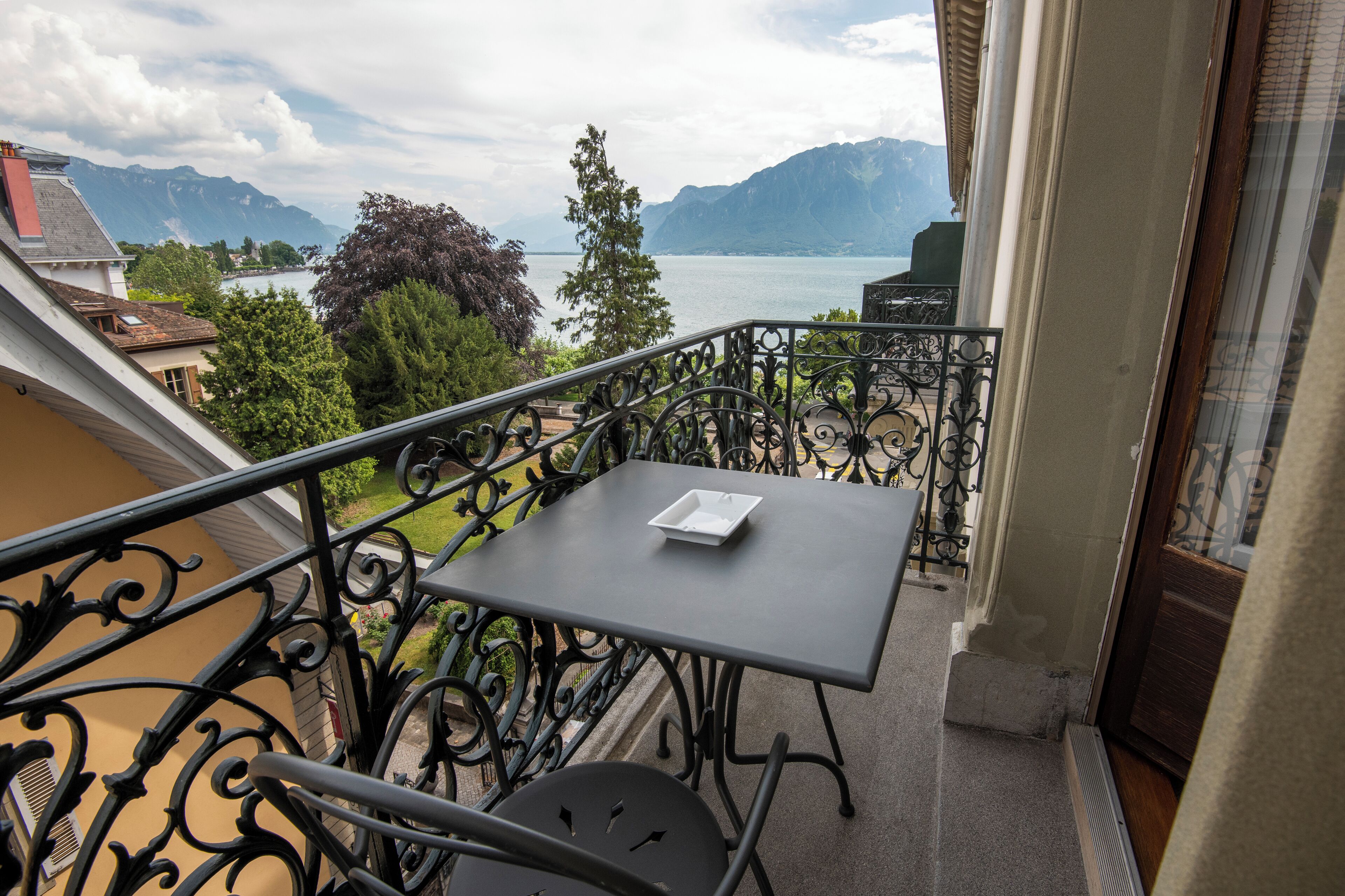 Chambre Luxe, balcon, vue partielle sur le lac | Restauration extérieure