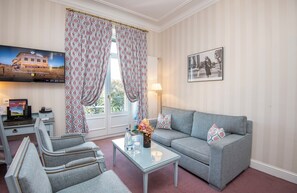 Junior Room, Balcony, Partial Lake View | Living area - La Residence des Trois Couronnes (Vevey)