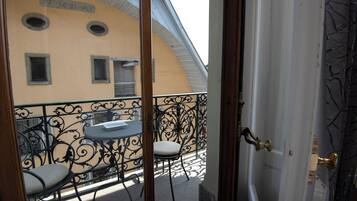 Family Room, Balcony, City View | Interior