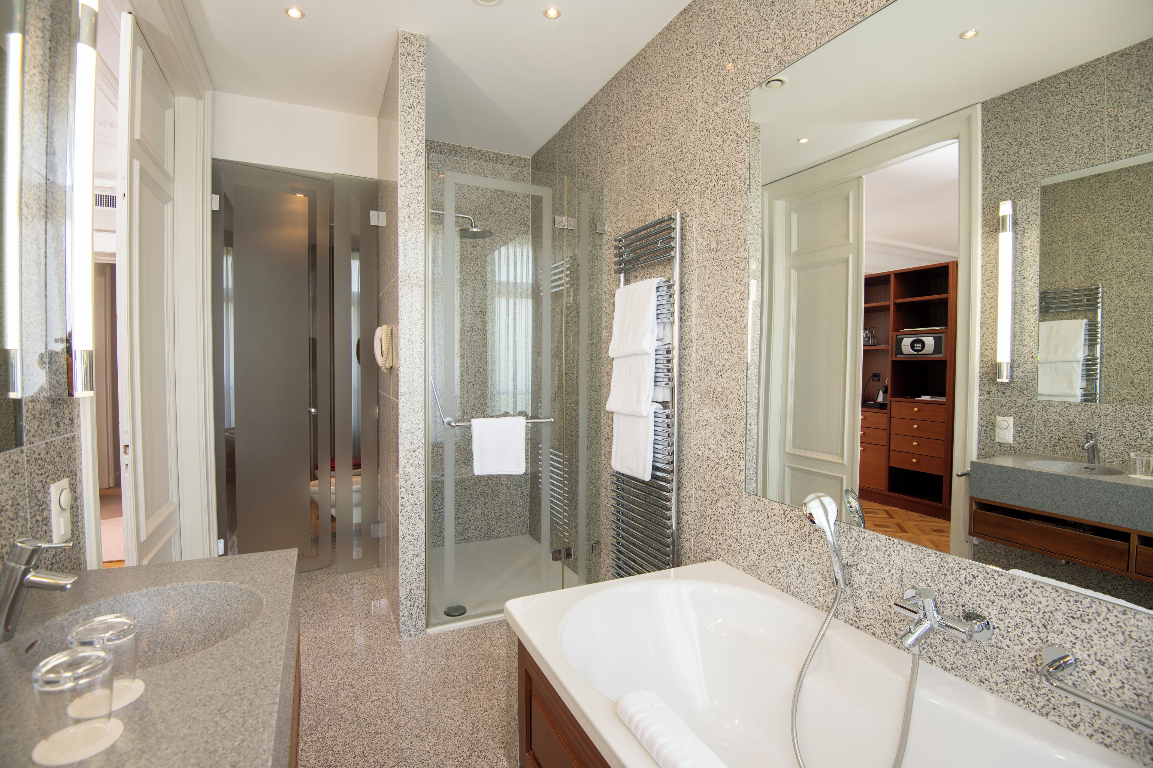 Superior-Suite, Balkon, Blick auf den Innenhof | Badezimmer