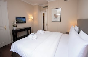 In-room safe, desk, laptop workspace, blackout drapes - La Residence des Trois Couronnes (Vevey)