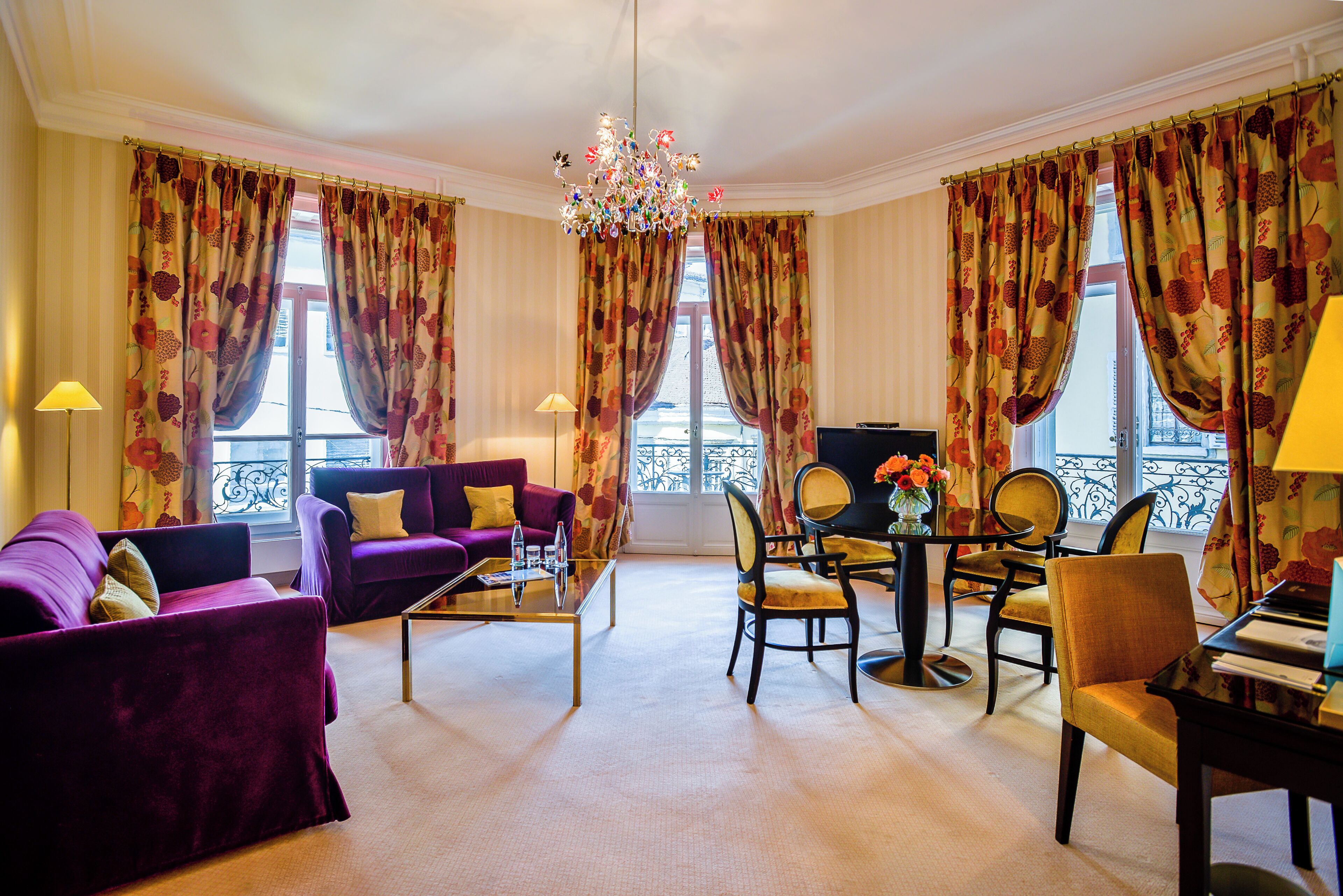 Family Room, Balcony, City View | Living area