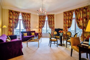 Family Room, Balcony, City View | Living area - La Residence des Trois Couronnes (Vevey)