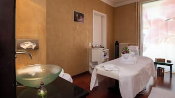 Sauna, hot tub, steam room, Turkish bath/hammam, body treatments