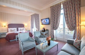 Junior Room, Balcony, Partial Lake View | In-room safe, desk, laptop workspace, blackout curtains - La Residence des Trois Couronnes (Vevey)