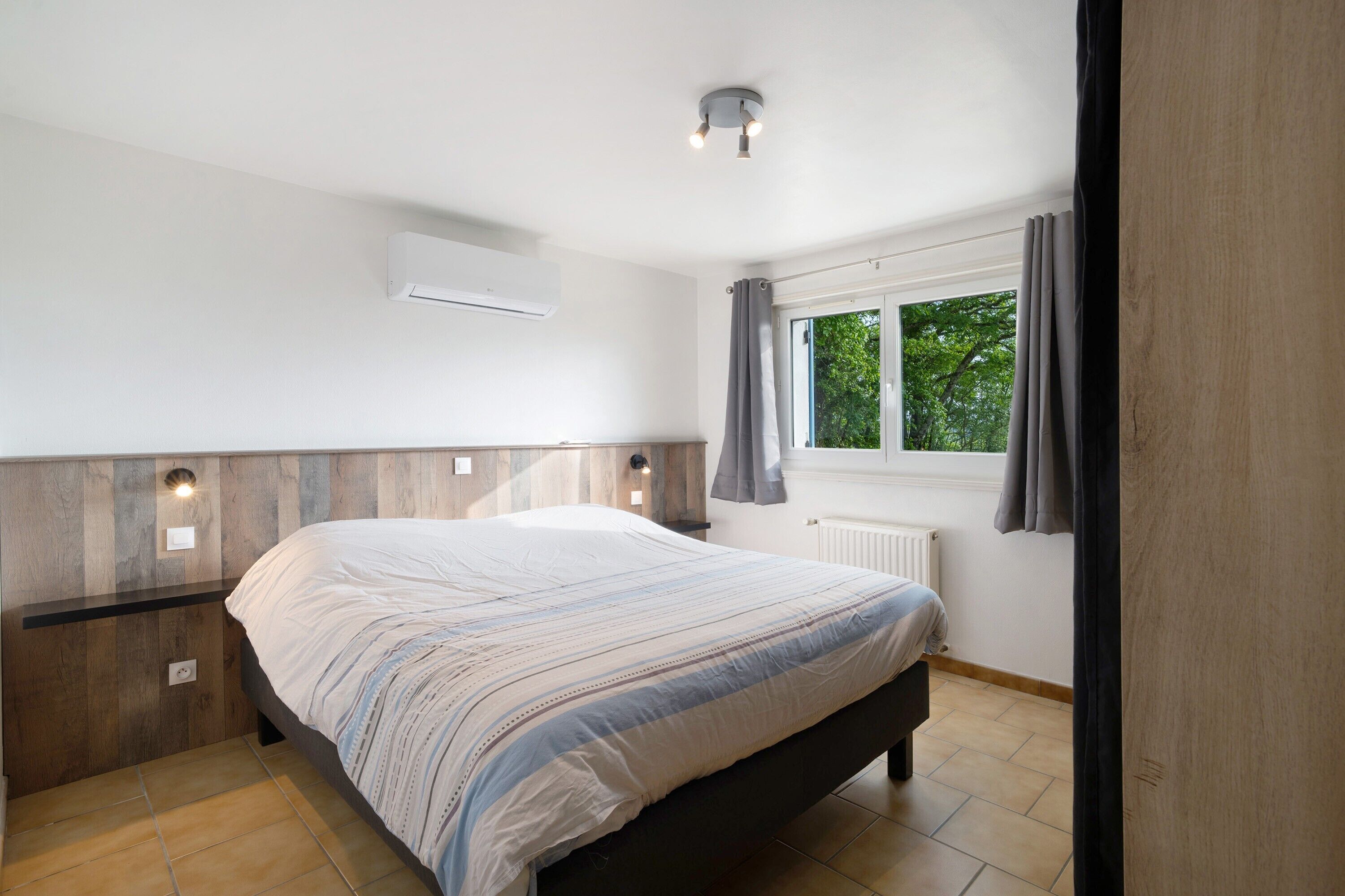 4 chambres, fer et planche à repasser, Wi-Fi, draps fournis