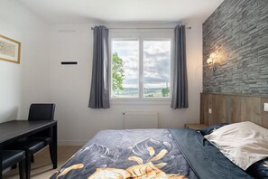4 bedrooms, iron/ironing board, WiFi, bed sheets - Villa Berthelots with Private Pool in Southern Charente (Montmoreau)