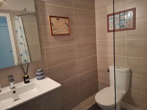 Douche, sèche-cheveux, serviettes fournies, savon
