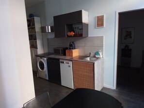Fridge, microwave, stovetop, dishwasher - T2 on the Canal Royal (Sète)
