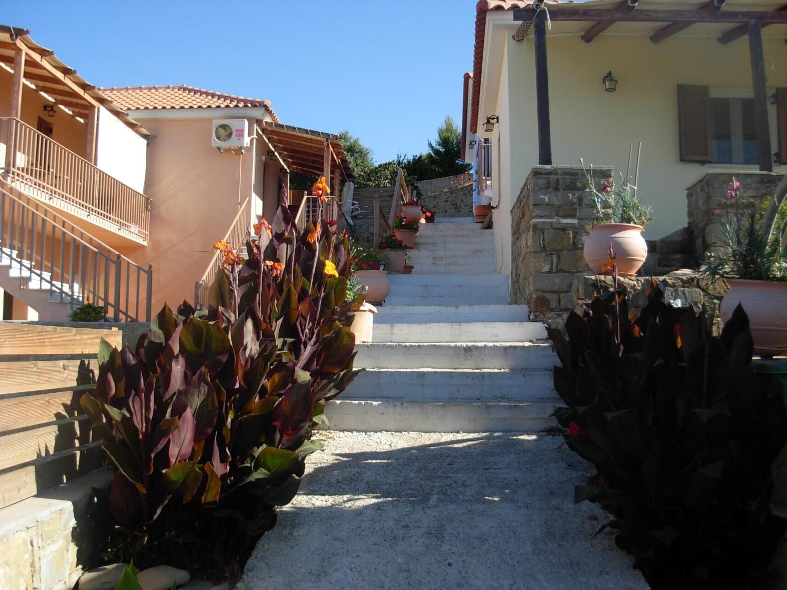 Una calle estrecha con escalones que conducen a un edificio de tejado a lajilla.