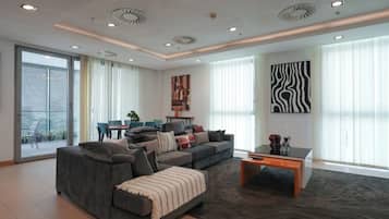 Deluxe Apartment, Balcony, Ocean View | Living area